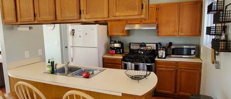 Microondas, horno, parrilla de estufa y lavavajillas