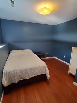 5 bedrooms, iron/ironing board, WiFi, bed sheets