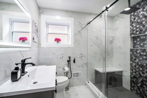 Sèche-cheveux, serviettes fournies, savon, papier toilette