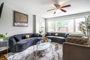 Smart TV - New! Beautiful 7BD Home - Sleeps 15 + 2 Car Garage (Chicago)