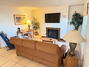 Living area - Fantastic 2-bedroom condo near Strip in Las Vegas (Las Vegas)