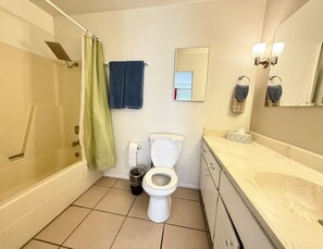 Séchoir à cheveux, serviettes fournies, savon, papier de toilette