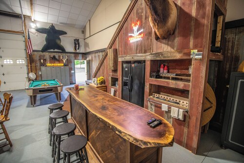 3-bedroom Lodge with Incredible Game Room and Bar!
