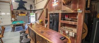 3-bedroom Lodge with Incredible Game Room and Bar!