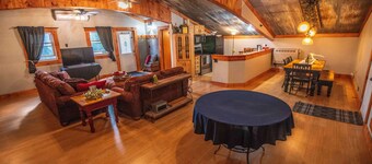 3-bedroom Lodge with Incredible Game Room and Bar!