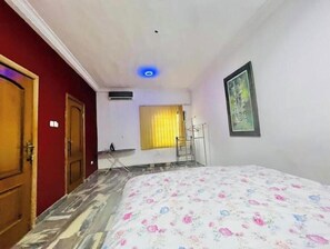 1 sovrum, internet och sängkläder