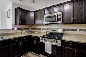 Microondas, horno, parrilla de estufa y lavavajillas 