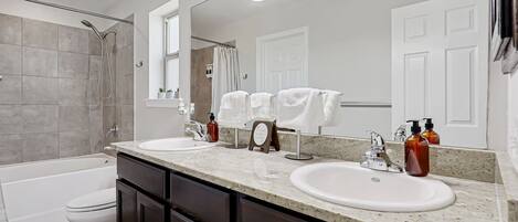 Douche, serviettes fournies, savon, papier de toilette