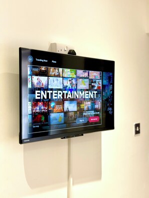 Television - Double Bed Studio Near Luton Airport (Luton)