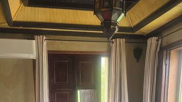 Tabla de planchar con plancha, acceso a internet y ropa de cama