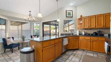 Frigorífic, microones, forn i placa de cuina