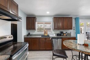 Refrigerador, microondas, horno y parrilla de estufa 