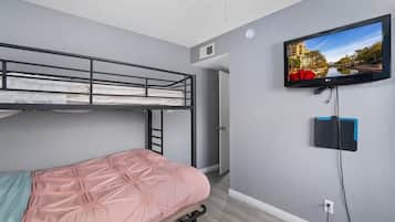 3 dormitoris, planxa i posts de planxar, un bressol de viatge i wifi