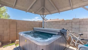 Banyera d'hidromassatge a l'aire lliure