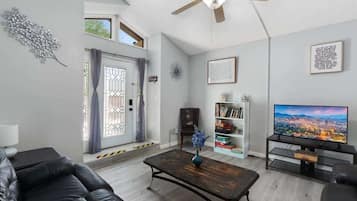 TV, bøker og kontorer