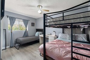 3 habitaciones, tabla de planchar con plancha, cuna de viaje y wifi 