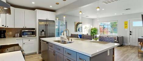 Réfrigérateur, four à micro-ondes, un four, surface de cuisson