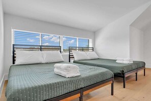 6 bedrooms, iron/ironing board, WiFi, bed sheets