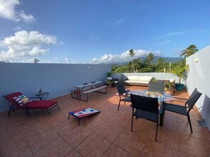 Outdoor dining - Beautiful Beach Front Penthouse w/ Rooftop Terrace Playa Fortuna (Playa Fortuna)