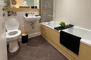 Kombinasi shower/bathtub, bathtub besar, pengering rambut, dan handuk