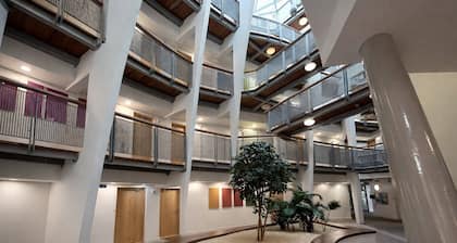 Flat - Sleeps 4 - Parking - Balcony - Pet Friendly