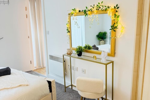 Flat - Sleeps 4 - Parking - Balcony - Pet Friendly