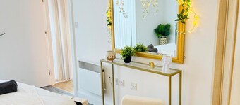 Flat - Sleeps 4 - Parking - Balcony - Pet Friendly