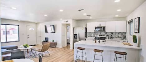 Een koelkast, een microgolfoven, een oven, een kookplaat