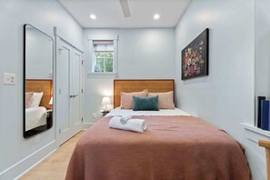 8 bedrooms, WiFi, bed sheets