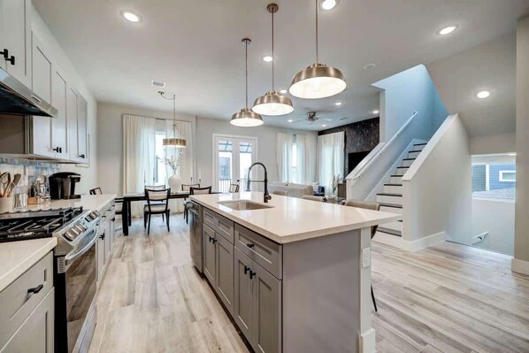 冷蔵庫、電子レンジ、オーブン、コンロ