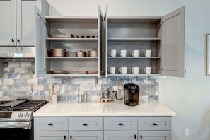 冷蔵庫、電子レンジ、オーブン、コンロ