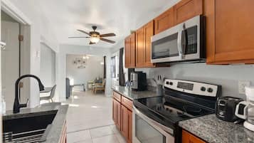 Frigorifero, microonde, forno, piano cottura