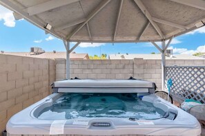 Outdoor spa tub - Spacious 8 Bedroom | Hot Tub & Grill | Close to Do (Mesa)