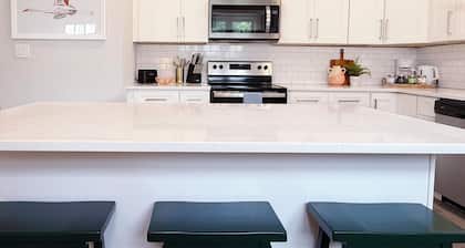 1490 ft² Space 2 Bed 2 Bath Apt / Near Villanova and KOP / 5 Beds / Sleeps 10