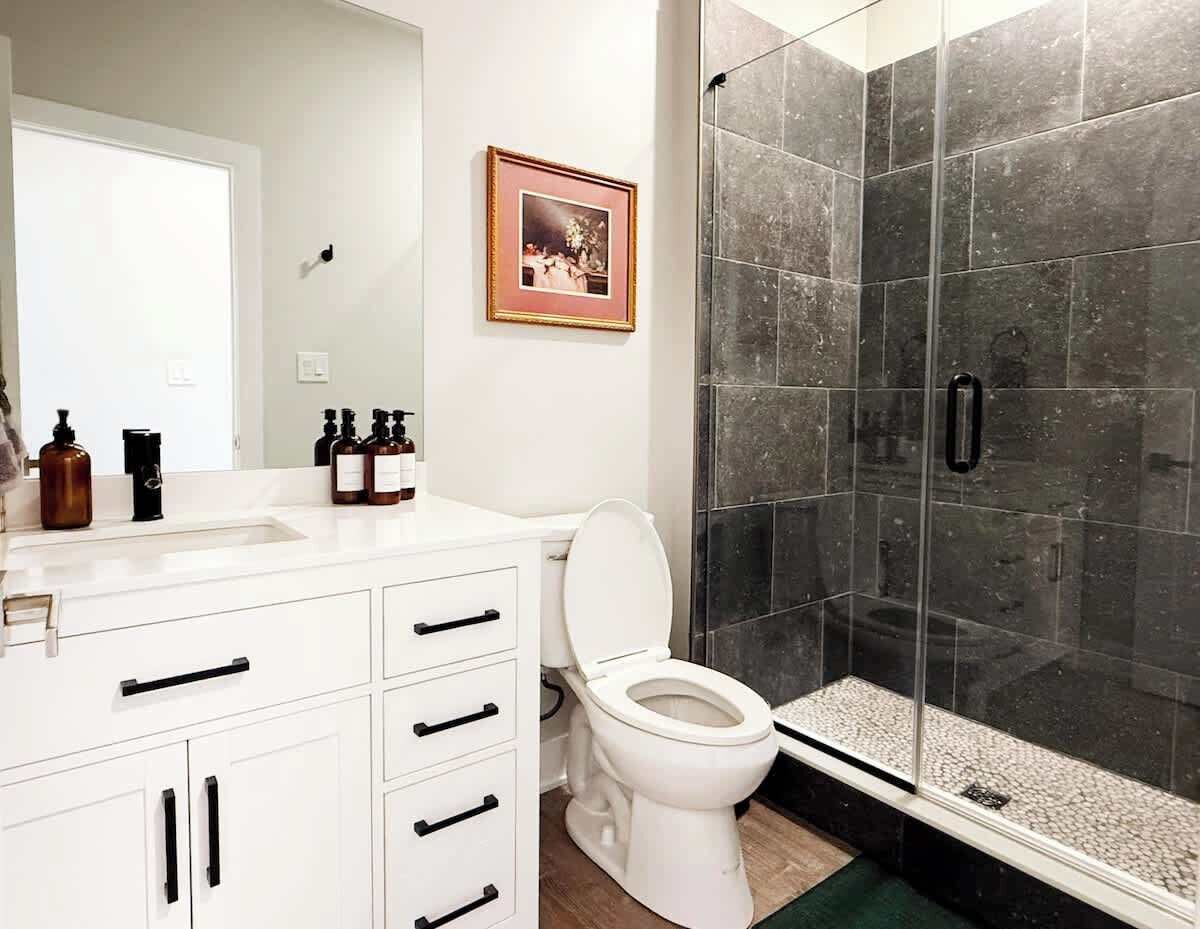 Een douche, een haardroger, handdoeken, zeep