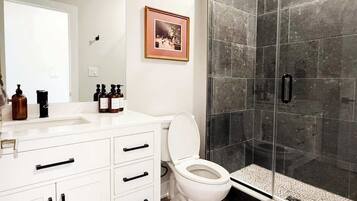 Een douche, een haardroger, handdoeken, zeep