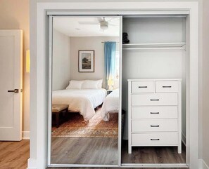 2 habitaciones, tabla de planchar con plancha, wifi y ropa de cama 