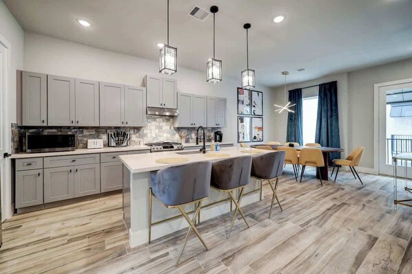 ثلاجة، ميكروويف، فرن، موقد طهي مسطح