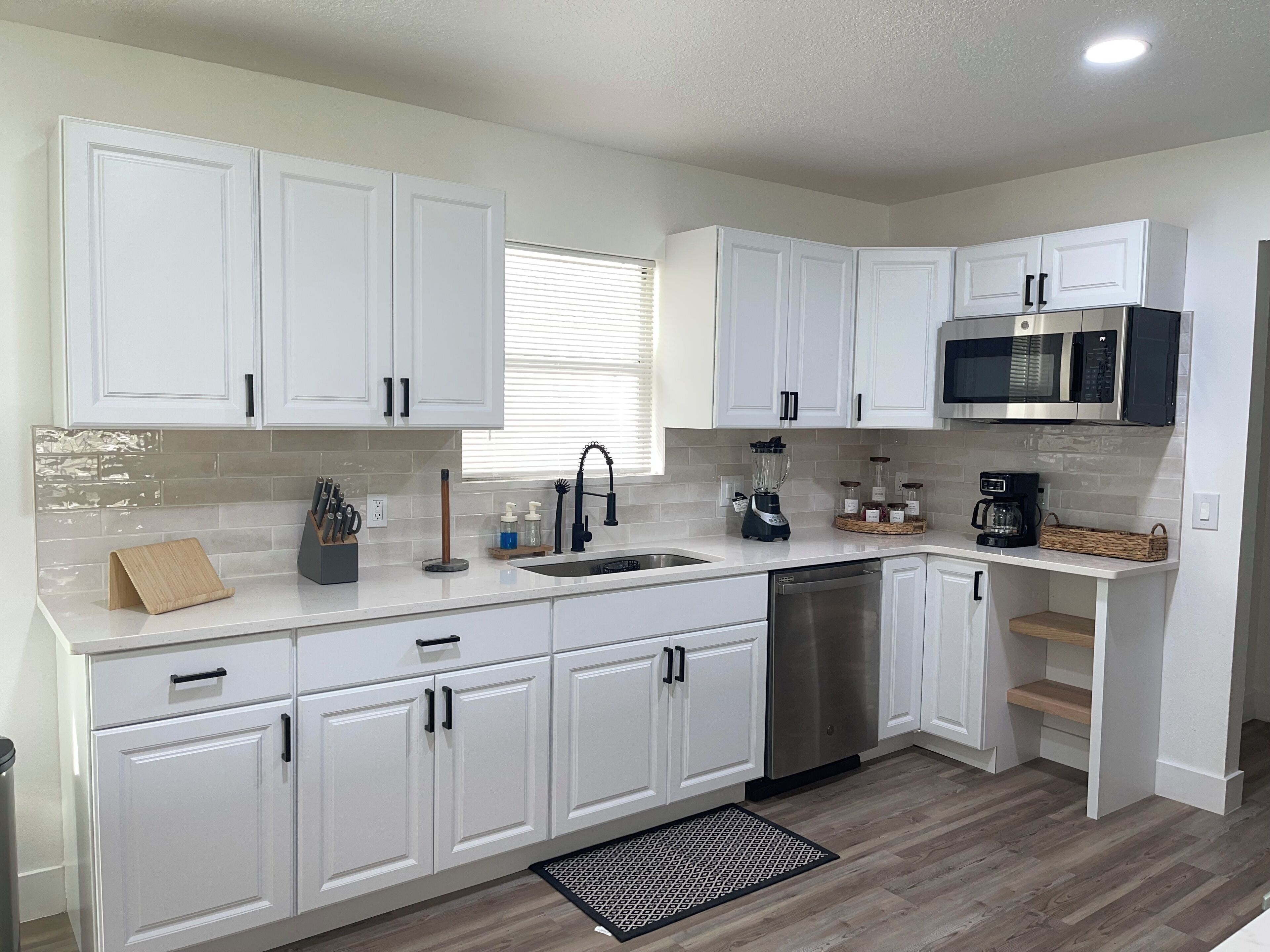 冷蔵庫、電子レンジ、オーブン、コンロ