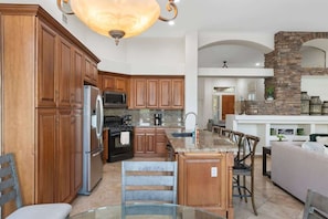 Interior - Lakeside home with private patio, Grill, Golf view (Glendale)