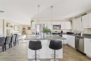 ثلاجة، ميكروويف، فرن، موقد طهي مسطح