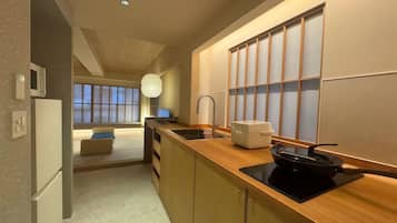 Réfrigérateur, micro-ondes, plaque de cuisson, bouilloire électrique