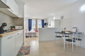 Jääkaappi, mikroaaltouuni, kahvin-/teenkeitin, vedenkeitin