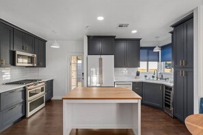 Jääkaappi, mikroaaltouuni, uuni, liesi