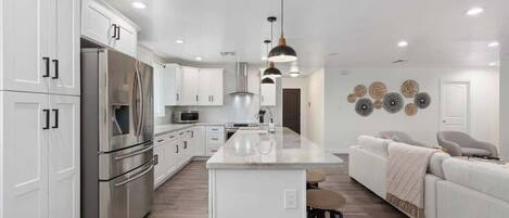 Refrigerador, microondas, horno, placa de cocina