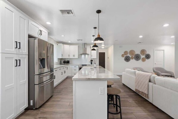 Refrigerador, microondas, horno, placa de cocina