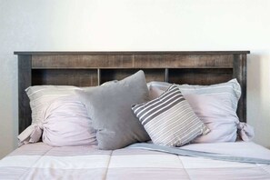 4 عدّة غرف نوم وواي فاي وملاءات أسرّة