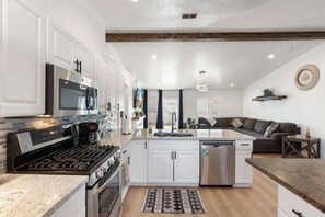 ثلاجة، ميكروويف، فرن، موقد طهي مسطح