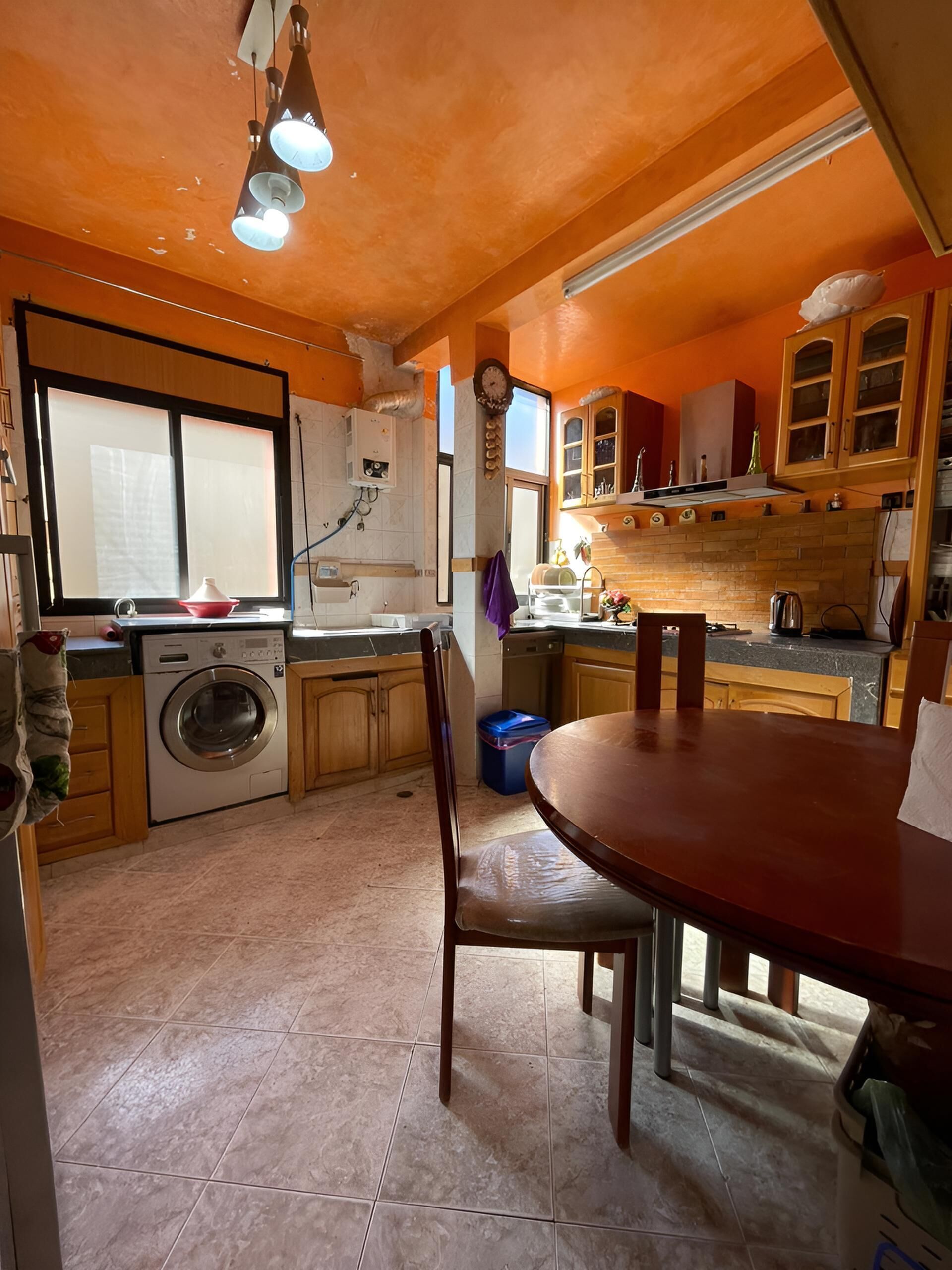 Een magnetron, een oven, een vaatwasser