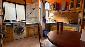 Een magnetron, een oven, een vaatwasser